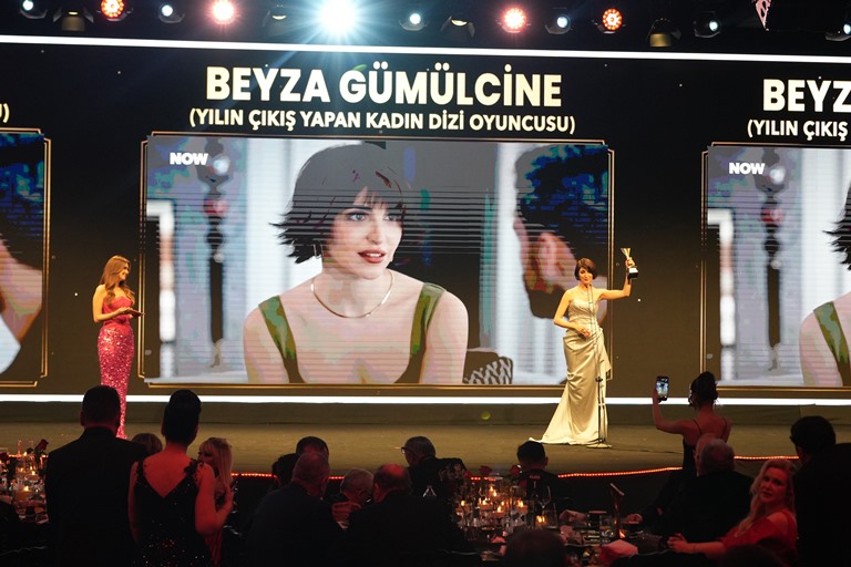 Beyza Gümülcine : �Y�l�n Ç�k�� Yapan Kad�n Dizi Oyuncusu� Ödülünü Kazand�
